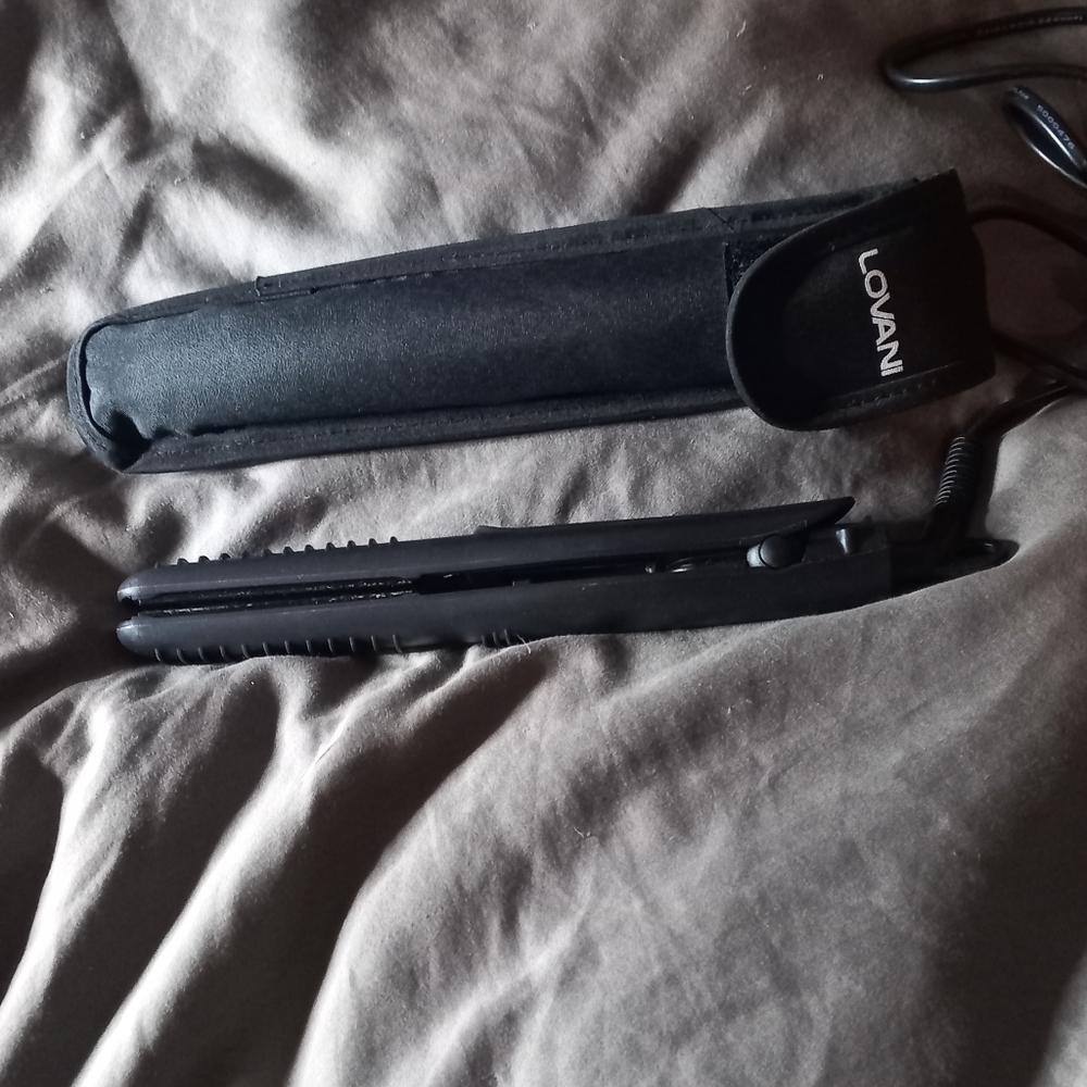 𝅺LOVANI Mini Travel Flat Iron 0.5 size with Bonus Carrying Pouch -